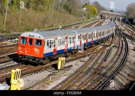 Treno tubo sulle vie ; London ; Regno Unito Regno Unito Inghilterra Foto Stock