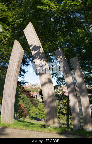 L'Abbazia di St. Mary incorniciata da un arco in legno di quercia eretto in memoria dei caduti da Whitby Foto Stock