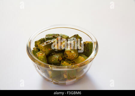 Cucina indiana bhindi vegetale masala lady del dito okra servito in ciotole ; India Foto Stock