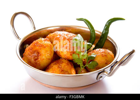 La cucina indiana tandoori masala, Aloo di patate con foglie di coriandolo e peperoncini verdi servita in ciotole di acciaio ; India Foto Stock