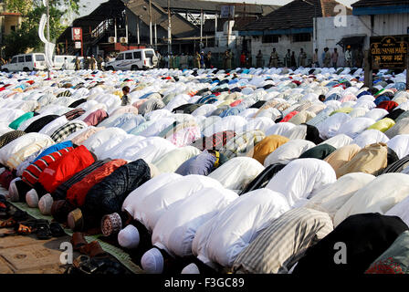 Massa preghiera musulmani Namaz offrendo in occasione di id ul Fitr o Ramzan id alla stazione di Bandra ; Mumbai Bombay ; Maharashtra Foto Stock