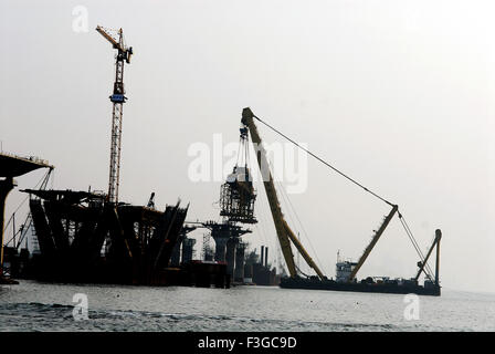 Hercules asiatica gru galleggiante di capacità flottanti Hercules toni metrica erigere Bandra Worli sea Bombay Mumbai Maharashtra Foto Stock