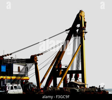 Hercules asiatica gru galleggiante avente capacità 1600 toni metrica erigere Bandra Worli sea Bombay Mumbai Maharashtra Foto Stock