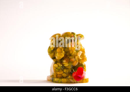 Dio Ganesha ganpati statua realizzata da nove grani di cibo e di cera su sfondo bianco ; India Foto Stock