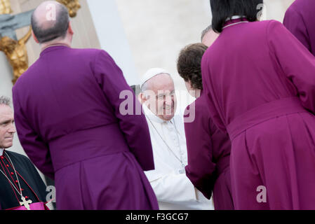 Città del Vaticano. Il 7 ottobre, 2015. Papa Francesco incontra il clero della Chiesa Episcopale negli Stati Uniti durante l udienza generale in Piazza San Pietro in Vaticano, mercoledì 7 ottobre, 2015. Credito: Massimo Valicchia/Alamy Live News. Foto Stock