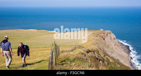 Passando walkers sul panoramico sentiero costiero vicino Staithes, North Yorkshire, Inghilterra, Regno Unito Foto Stock