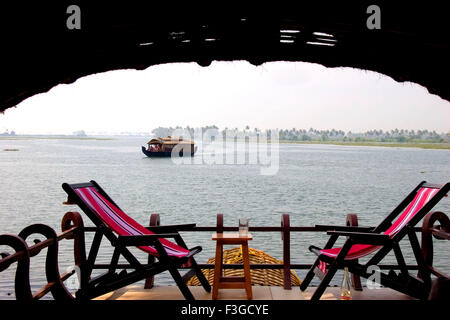 Tavolo rilassante sedie in casa gallegante in backwaters di Kerala ; India ; Asia Foto Stock