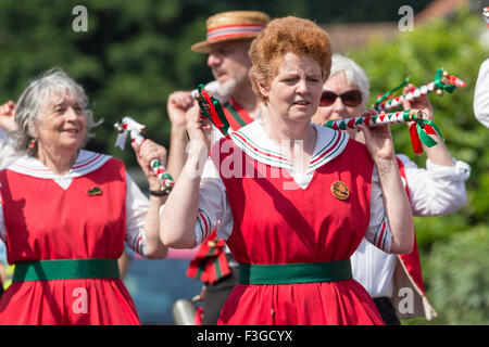 Morris ballerini all'aragosta annuale festival vasino in Sheringham, Norfolk, Inghilterra Foto Stock