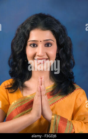 Donna namaste in SAREE, India, Asia, MR 690D Foto Stock