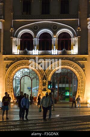 Lisbona, Portogallo - 23 ottobre 2014: rossio stazione ferroviaria entrata principale di notte con la gente che camminava per strada Foto Stock