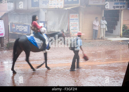 La donna a cavallo nella stagione dei monsoni ; Matheran ; Maharashtra ; India Foto Stock