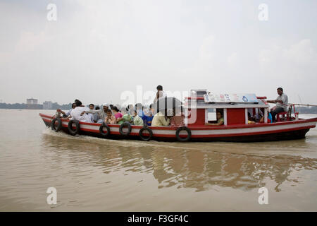 Gite in barca nel fiume Hooghly ; Calcutta ora Kolkata ; Bengala Occidentale ; India n. MR Foto Stock