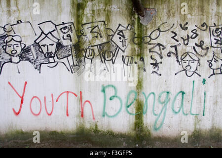 La gioventù Bengali' scritta sul muro con disegni di manifestazione politica ; Dhaka ; Bangladesh Foto Stock