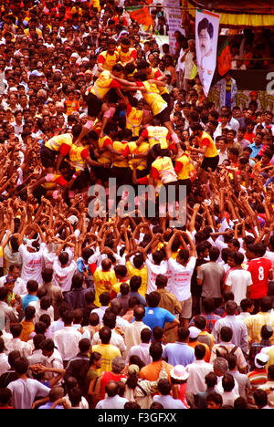 Dahi Hundies ; piramide umana ; Janmashtami janmashtmi gokul ashtami govinda Festival ; Dadar ; Mumbai ; Maharashtra ; India Foto Stock