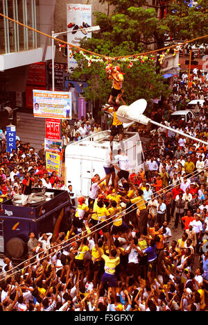 Dahi Hundies ; piramide umana ; Janmashtami janmashtmi gokul ashtami govinda Festival ; Dadar Mumbai ; Maharashtra ; India Foto Stock