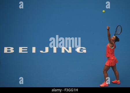 Pechino, Cina. Il 7 ottobre, 2015. Sara ERRANI di Italia serve durante le Donne Singoli Terzo turno match di China Open Tennis Tournament contro Andrea Petkovic di Germania presso il National Tennis Center a Pechino Capitale della Cina, il 7 ottobre 2015. Sara ERRANI ha vinto 2-1. Credito: Xing Guangli/Xinhua/Alamy Live News Foto Stock