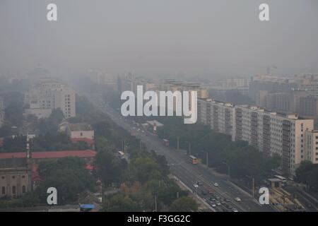 Pechino, Cina. Il 7 ottobre, 2015. Foto scattata il 7 ottobre, 2015 mostra la Xuanwumen West Street di haze a Pechino Capitale della Cina. © Gao Jianjun/Xinhua/Alamy Live News Foto Stock