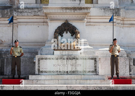 Tomba del Milite Ignoto, sotto protezione militare davanti al Monumento Nazionale a Vittorio Emanuele II, Roma. Foto Stock