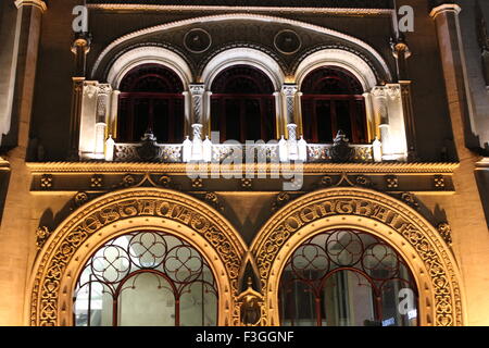 La stazione Rossio entrata principale illuminata di notte, Dettagli architettonici Foto Stock