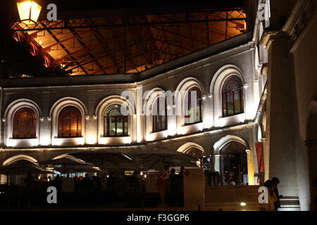 Lisbona, Portogallo - 23 ottobre 2014: vista laterale della stazione Rossio edificio di notte con il suo ristorante e la gente intorno Foto Stock