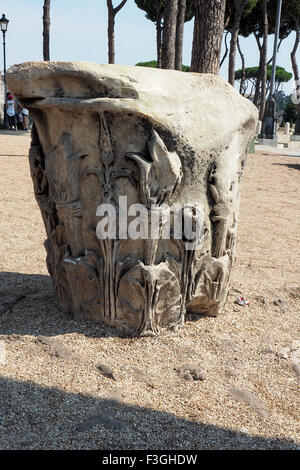 Un capitale di marmo in appoggio sul terreno nel Foro di Traiano, Roma. Foto Stock