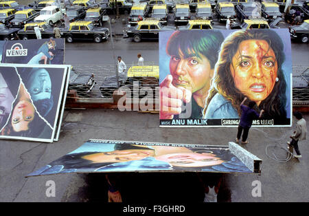 Dipinto a mano film di Bollywood cartelloni ; Mumbai Bombay ; Maharashtra ; India Foto Stock