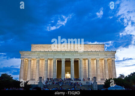 Abraham Lincoln la statua di Lincoln Memorial con 36 colonne che rappresentano 36 membri dell'Unione europea ; Washington dc ; Stati Uniti Foto Stock