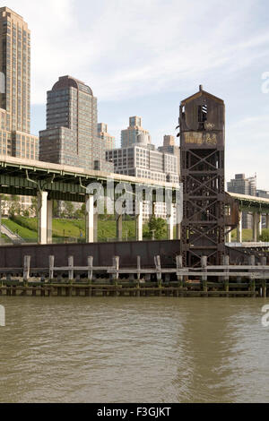 Vecchia struttura sul fiume Hudson e moderni edifici di Manhattan in background ; New York ; U.S.A. Foto Stock