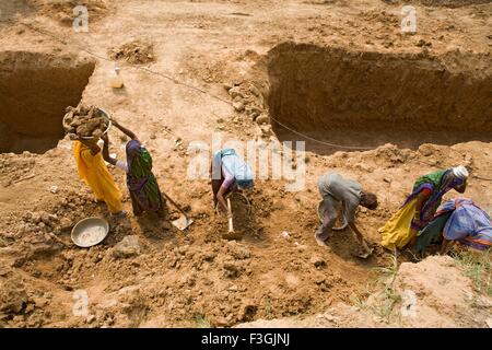 I lavoratori in un cantiere impegnato nel manuale di lavoro non qualificato ; Ahmedabad ; Gujarat ; India Foto Stock