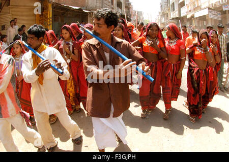 Danze tribali su Holi festival suonare il flauto di Vadodara Gujarat India Foto Stock