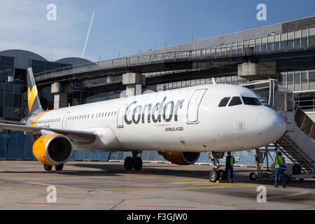 Condor Airbus A321 alla porta dell'aeroporto di Francoforte Foto Stock