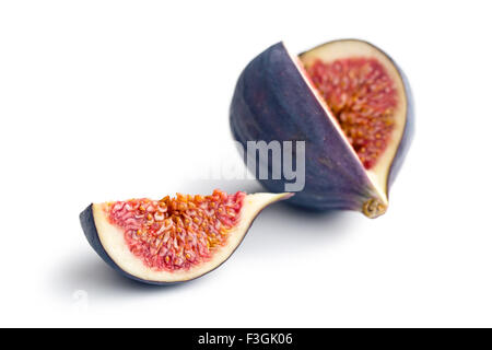 Fette di fichi freschi su sfondo bianco Foto Stock