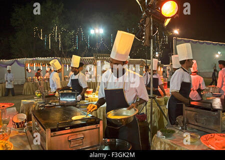 Chef occupato nella preparazione di cibo per gli ospiti di nozze Indiano ; Mumbai Bombay ; Maharashtra ; India Foto Stock