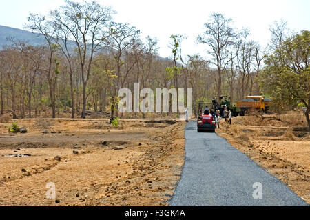 Bitume di catrame di strada in costruzione in remoto villaggio in Thane quartiere vicino a Mumbai Bombay ; Maharashtra ; India Foto Stock