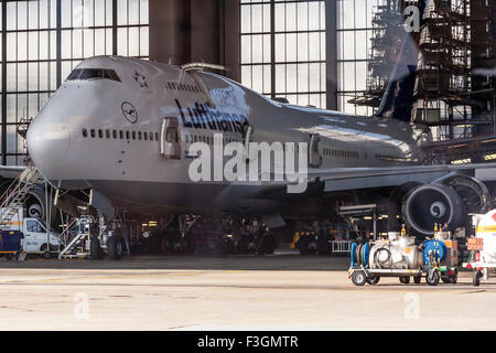 Lufthansa Boeing 747-400 in un hangar presso l'aeroporto di Francoforte Foto Stock