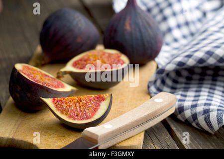 Fette di fichi freschi sul bordo di taglio Foto Stock