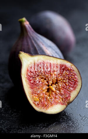 Fette di fichi freschi sul tavolo da cucina Foto Stock