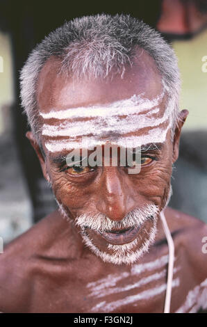 Ritratto di vecchio uomo barba tilak bianca sulla fronte Foto Stock