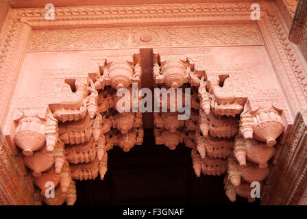 Splendidamente scolpito pannelli interno palazzo di Jahangir in red fort ; Agra ; Uttar Pradesh ; India Foto Stock