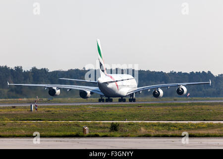 Emirates Airbus A380-800 presso la pista dell'aeroporto di Francoforte Foto Stock