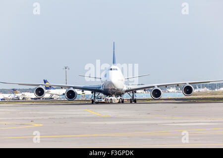 Lufthansa Boeing 747 presso la pista dell'aeroporto di Francoforte Foto Stock