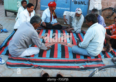 Gli uomini che giocano chausar antico gioco chopad ; Jodhpur ; Rajasthan ; India Foto Stock