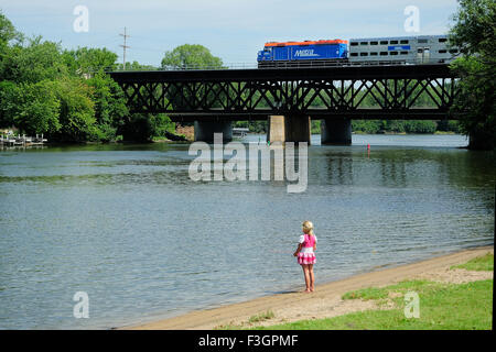 Chicago Metra treno dei pendolari sul ponte sul fiume Fox. Foto Stock