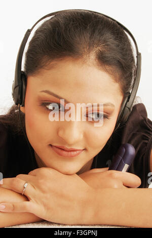 Maharashtrian ragazza adolescente felicemente assorto in ascolto di musica con cuffie signor#686M Foto Stock