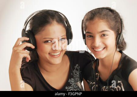 Maharashtrian e gujarati e adolescenti di undici anni ragazze ascoltare la musica tramite auricolari signor#686M;191 Foto Stock