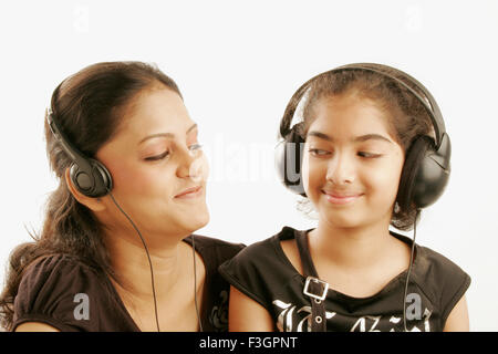 Maharashtrian e gujarati e adolescenti di undici anni ragazze ascoltare la musica tramite auricolari signor#686M;191 Foto Stock