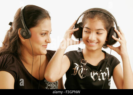 Maharashtrian e gujarati e adolescenti di undici anni ragazze ascoltare la musica tramite auricolari signor#686M;191 Foto Stock
