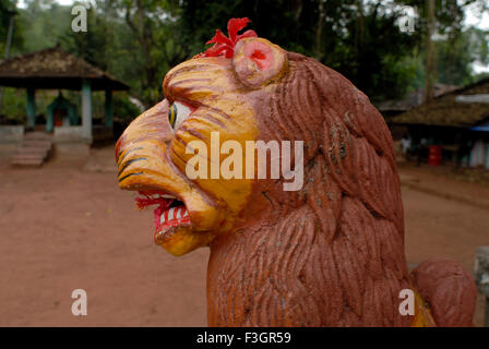 Un leone al tempio di shree Devi Bhagvati ; Sansthan ; Village Kotkamte ; district Sindhudurga ; Maharashtra ; India Foto Stock