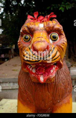 Lion statua presso il tempio di shree devi Bhagvati sansthan ; village Kotkamte ; District Sindhudurga ; Maharashtra ; India Foto Stock