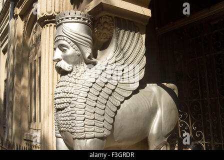 Parsi agyari fire templi porta di ingresso decorata faccia l'uomo animale in Mumbai Bombay ; Maharashtra ; India Foto Stock